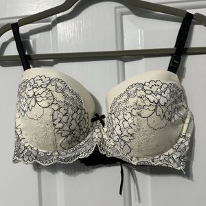 Victoria’s Secret Very Sexy collection unlined bra. 36DD. White. Never worn.